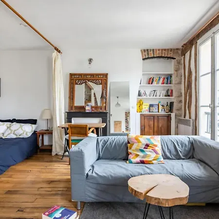 Bright 40m With Old World Charm In Apartment Paris