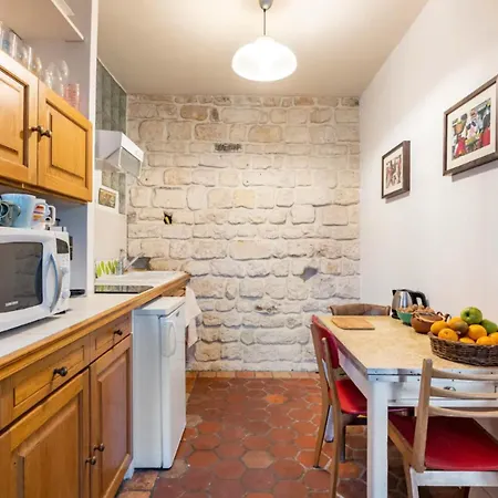 Bright 40m With Old World Charm In Apartment Paris