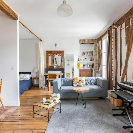 Bright 40m With Old World Charm In Apartment Paris